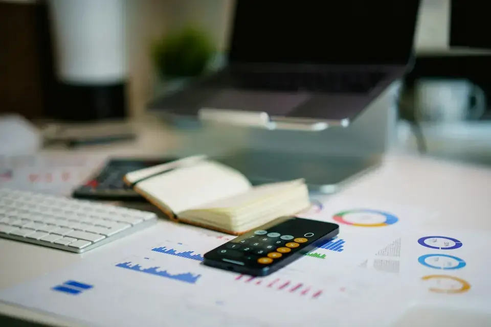 Bureau avec graphiques financiers et smartphone