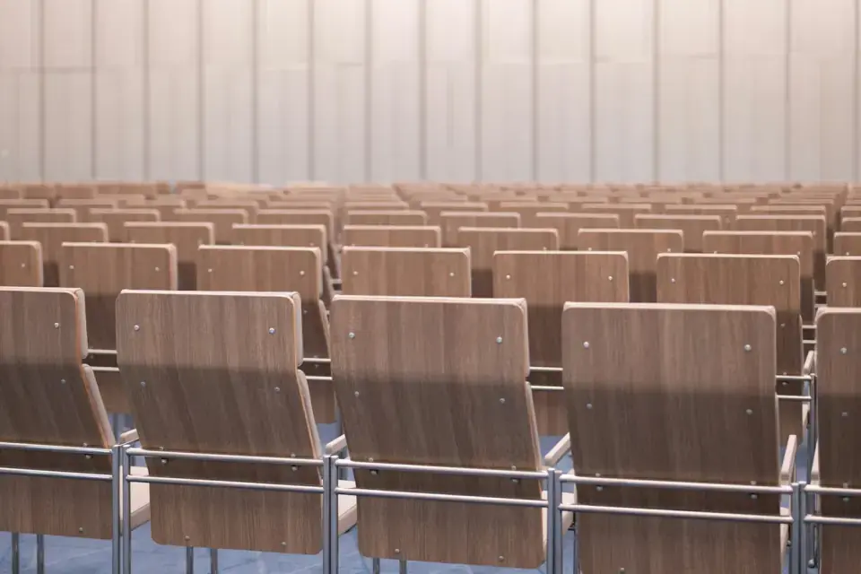 Rangées de chaises alignées avant une assemblée